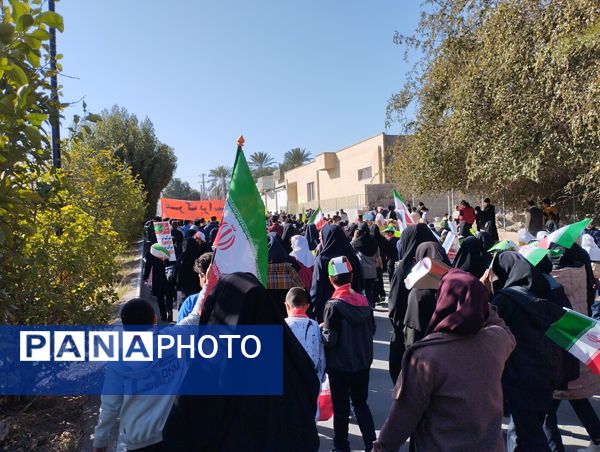 حضور مردم همدل حاجی آباد در راهپیمایی ۲۲ بهمن