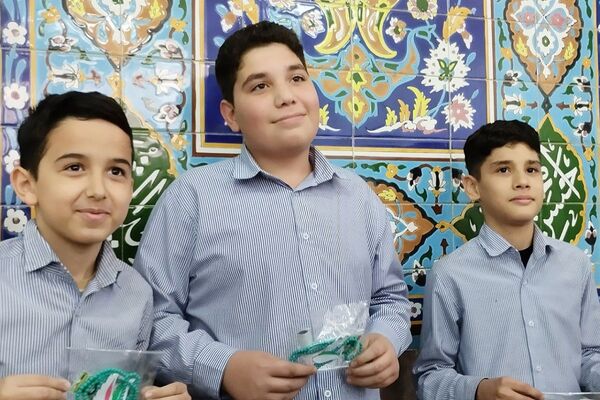 گفت‌وگوی آموزشی پس از اقامه نماز جماعت در دبیرستان شهید چمران