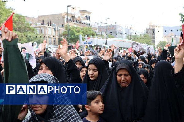 سیل خروشان زائران و مجاوران رضوی در مراسم تشییع پیکر شهدای خدمت