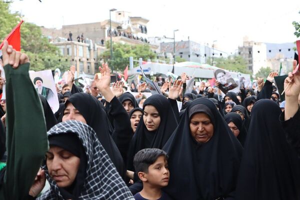 سیل خروشان زائران و مجاوران رضوی در مراسم تشییع پیکر شهدای خدمت