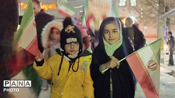 راهپیمایی عظیم و خونخواهی مردم فارسان در مراسم رهبر شهید