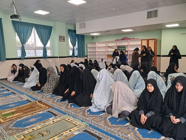 برگزاری نماز جماعت در دبیرستان شهدای فرهنگی