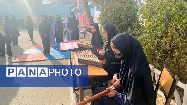 آغاز رسمی مسابقات فرهنگی هنری با نواختن زنگ جشنواره فردا و جشنواره ماها در مدرسه تکتم 