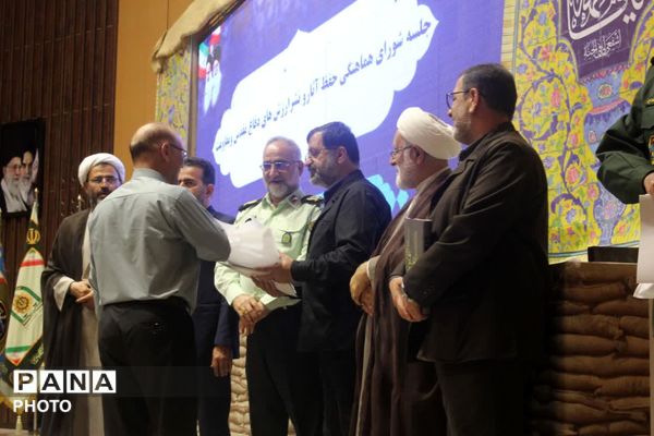 رونمایی از نخستین جلد دانشنامه دفاع مقدس استان قم