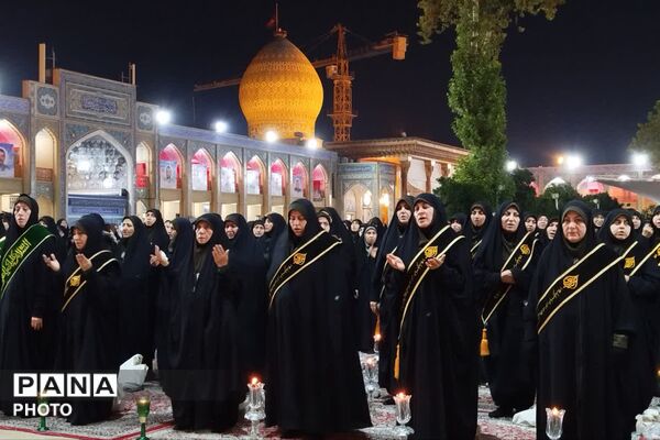 آیین لاله‌گردانی در شام غریبان امام رضا(ع)