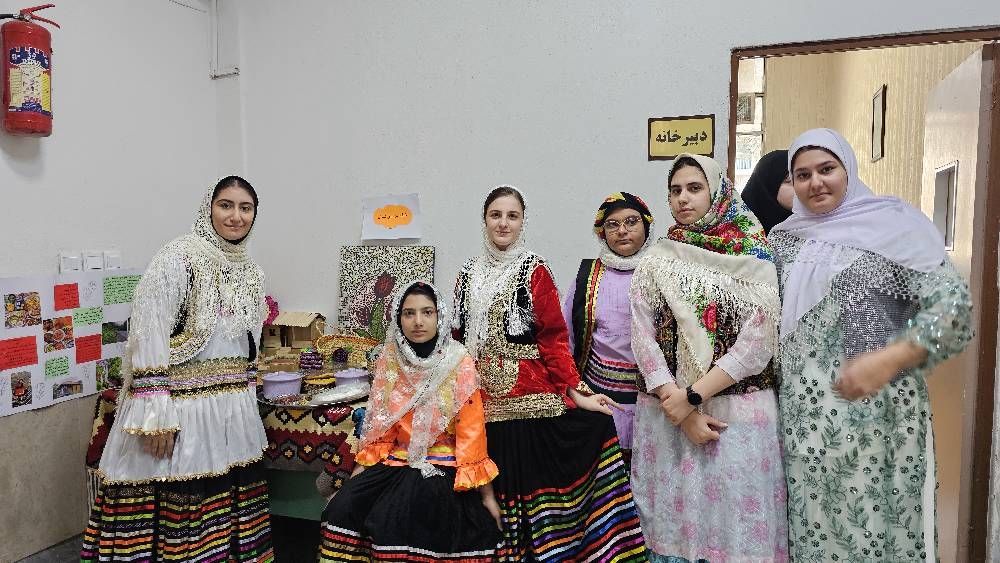 بازدید مسئول پژوهش‌سرای دکتر حسابی از دستاوردهای دانش‌آموزان مدرسه شاهد شهید نوری