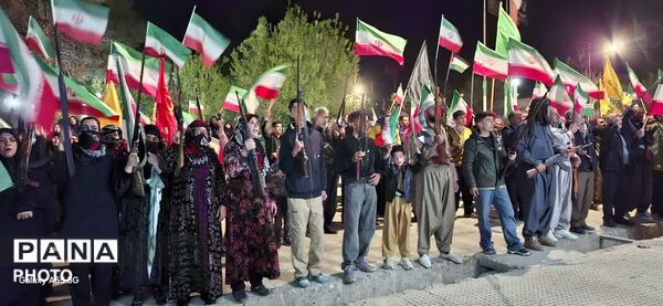 مرزنشینان ایستاده اند مانند زاگرس