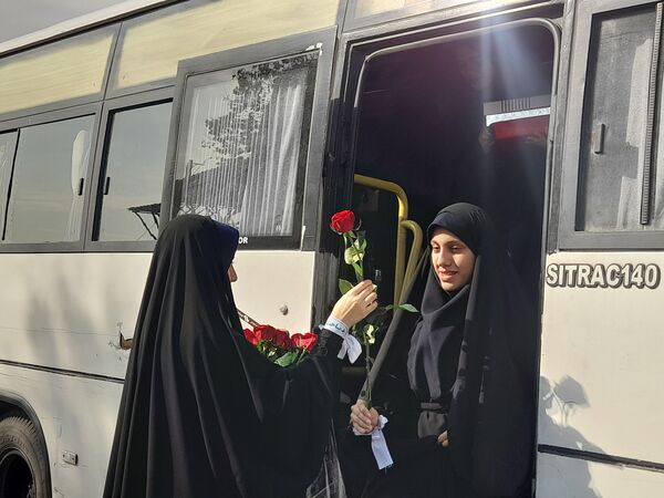 ادای احترام به شهدا توسط دانش‌آموزان دبیرستان فرهنگ ۱۳