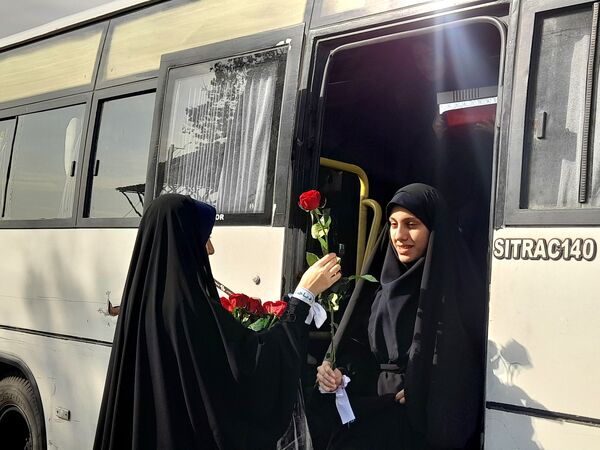 ادای احترام به شهدا توسط دانش‌آموزان دبیرستان فرهنگ ۱۳
