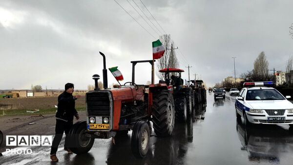 رژه تراکتورسواران در سراب به‌مناسبت چهلمین روز شهادت رهبر امت و شهدای جنگ تحمیلی