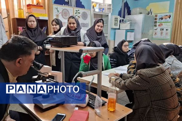 دانش‌آموزان دبیرستان ساره در پژوهشسرای فرهنگ مهارت‌های علمی را تجربه کردند