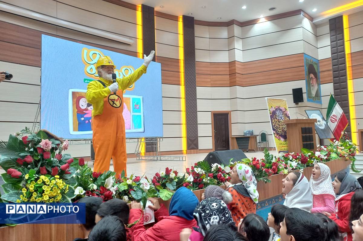 اجرای برنامه هم‌ساده‌ها در سالن سینما ۱۹بهمن پایگاه هوایی شیراز