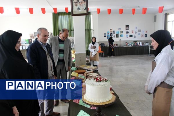 نمایشگاه هنرجویان هنرستان حافظ به‌مناسبت ایام دهه فجر