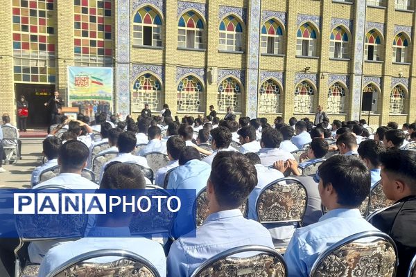 برگزاری افتتاحیه «هفته پدافند غیرعامل » در دبیرستان ماندگار مدرس ناحیه دو شهرری 