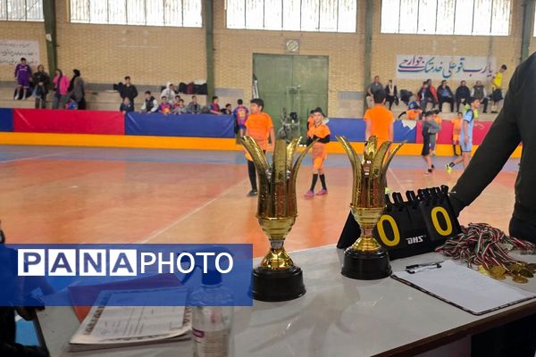 رقابت دانش‌آموزان رباط‌کریم در مسابقات بین مدرسه‌ای فوتسال