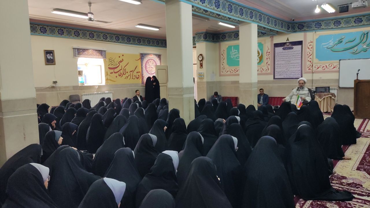 نشست تبیینی و روشنگری در دبیرستان معارف زاهدان برگزار شد