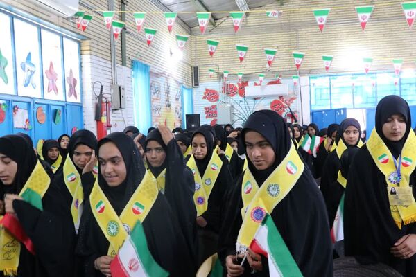 همایش یاوران انقلاب دانش‌آموزان مدارس عشایری شهرستان‌ جیرفت 