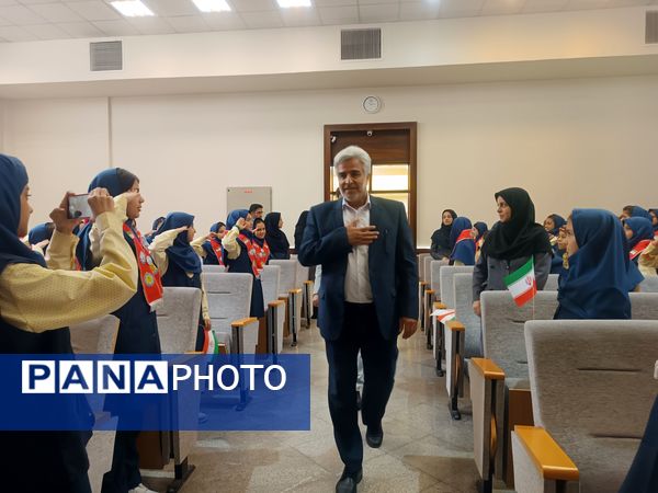 جشن عاطفه‌ها با تقسیم مهر و مهربانی در دبستان آرمینه مصلی نژاد 