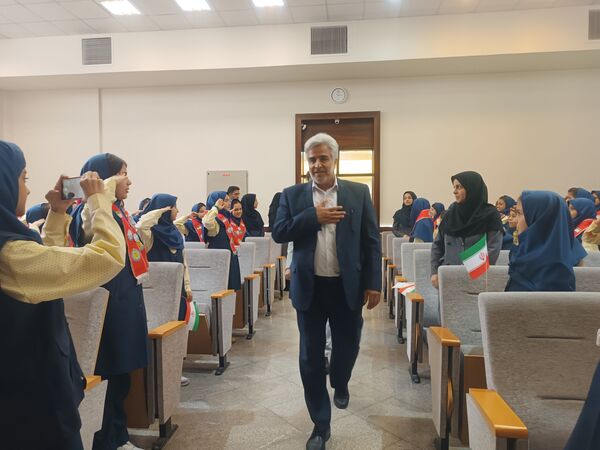 جشن عاطفه‌ها با تقسیم مهر و مهربانی در دبستان آرمینه مصلی نژاد 
