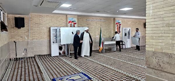 غبارروبی نمازخانه‌های مدارس قشم در آستانه سال تحصیلی جدید
