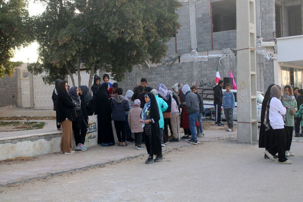 پیاده‌روی خانوادگی در روستای هلیله شهرستان بوشهر 