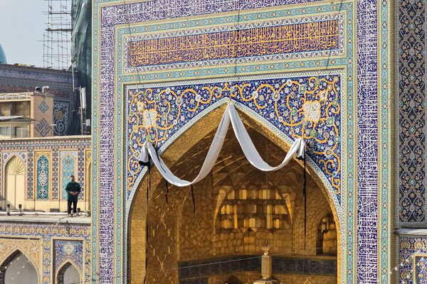 نصب کتیبه شهادت حضرت موسی بن جعفر علیه‌السلام در حرم مطهر رضوی