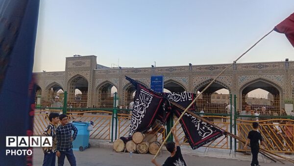 بیرق سیاه عزا در شب اول محرم بر گنبد ملکوتی امام هشتم برافراشته شد