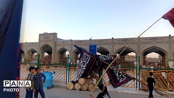 بیرق سیاه عزا در شب اول محرم بر گنبد ملکوتی امام هشتم برافراشته شد