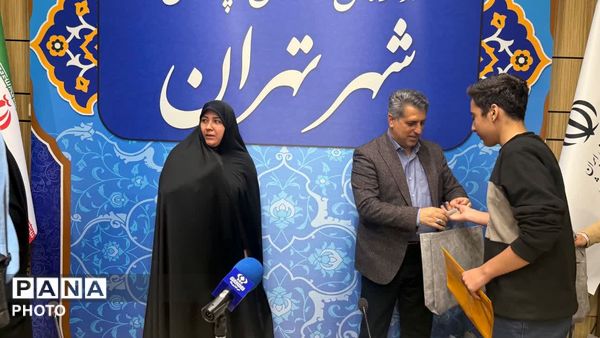 تقدیر از دانش‌آموزخبرنگاران، نمایندگان مجلس و مجامع دانش‌آموزی در نشست گفت‌وگوی بین‌نسلی تهران