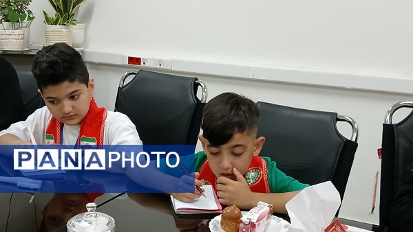 دیدار رئیس سازمان دانش‌آموزی و دانش‌آموزان پیشتاز و خبرنگاران پانا با رئیس سازمان تأمین اجتماعی محمودآباد 