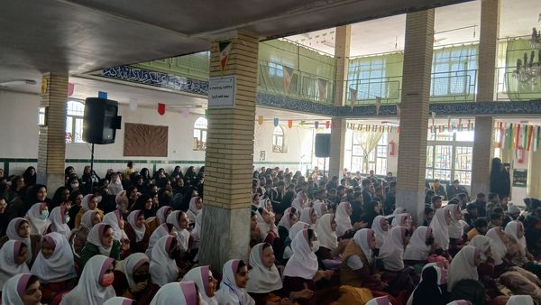 حضور پرشور دانش آموزان و اقشار مردم در جشن 22بهمن روستای سرتشنیز 