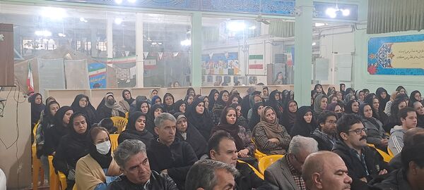 جلسه آموزش خانواده ویژه والدین پایه‌های دهم و یازدهم در دبیرستان شاهد ابوذر غفاری 
