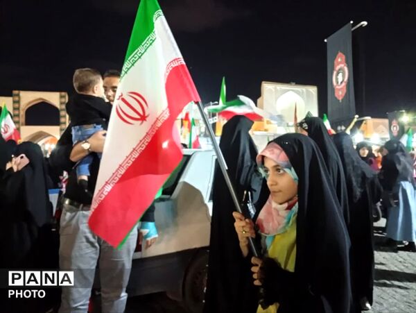 گردهمایی دبستانی های یزدی در گرامی‌داشت یاد دانش آموز شهید تیارا صادقی