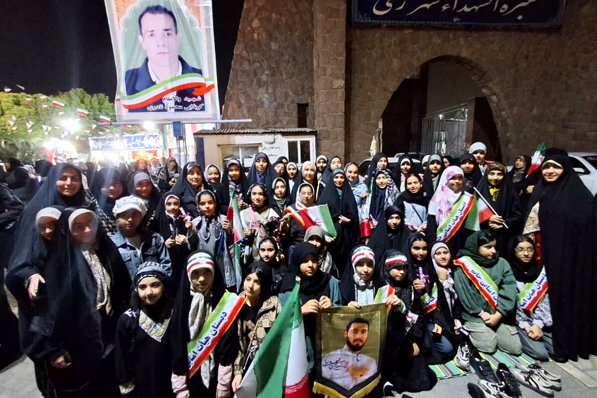 اهدای هدیه به دختران انقلابی دبستان حاتم ناحیه دو شهرری در میدان نماز 