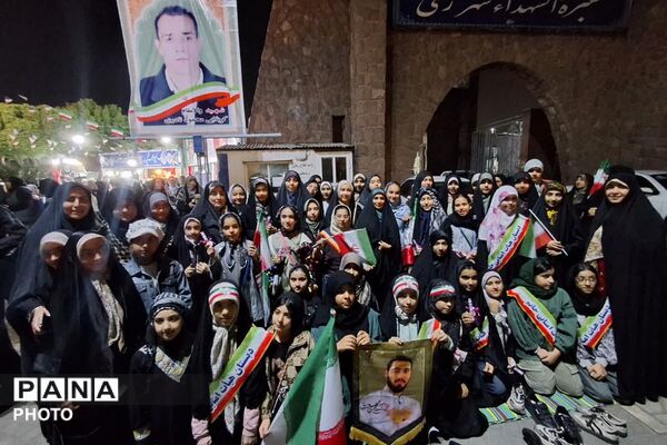 اهدای هدیه به دختران انقلابی دبستان حاتم ناحیه دو شهرری در میدان نماز 