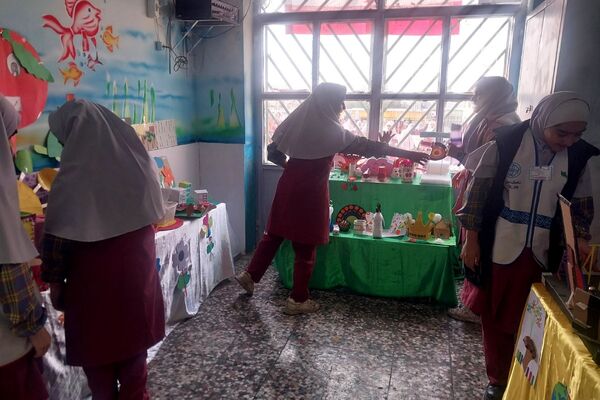  نمایشگاه هفته پژوهش و نواختن زنگ پژوهش در دبستان دخترانه مهران