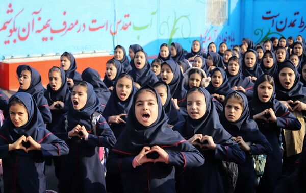 صبحگاهی غرق در علم و شادمانی در آموزشگاه جمهوری اسلامی ناحیه یک شهرستان بهارستان 