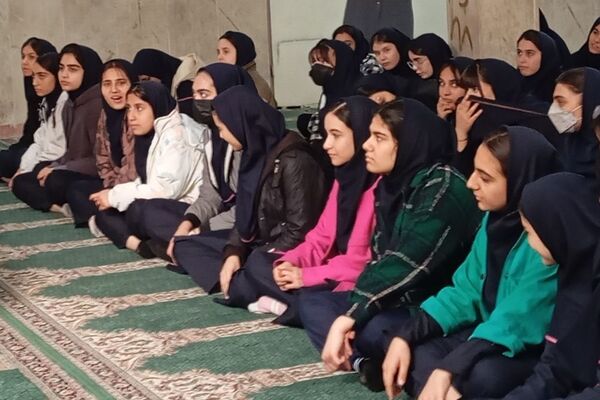 نشست کتابخوان مدرسه‌ای در دبیرستان دخترانه جوادالائمه بهارستان‌دو