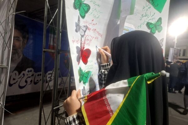 دیوار آرزوها با دلنوشته‌های آرمانی دانش‌آموزان 