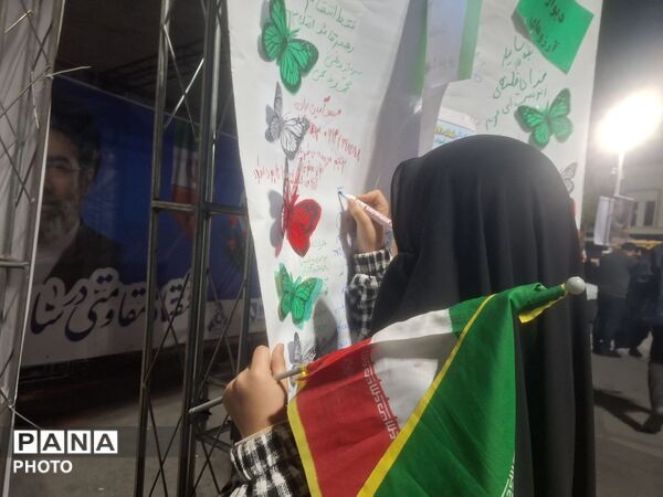 دیوار آرزوها با دلنوشته‌های آرمانی دانش‌آموزان 