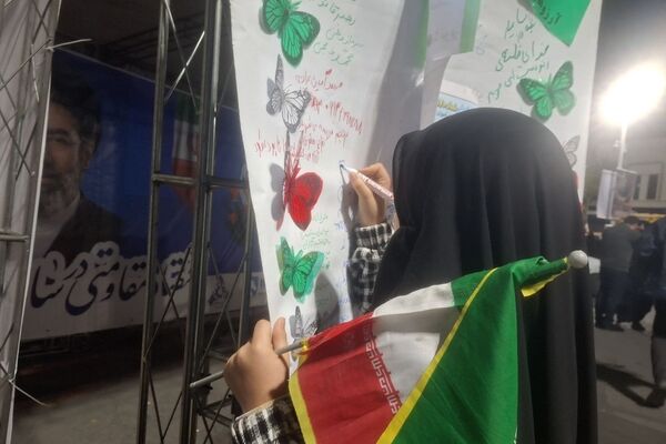 دیوار آرزوها با دلنوشته‌های آرمانی دانش‌آموزان 
