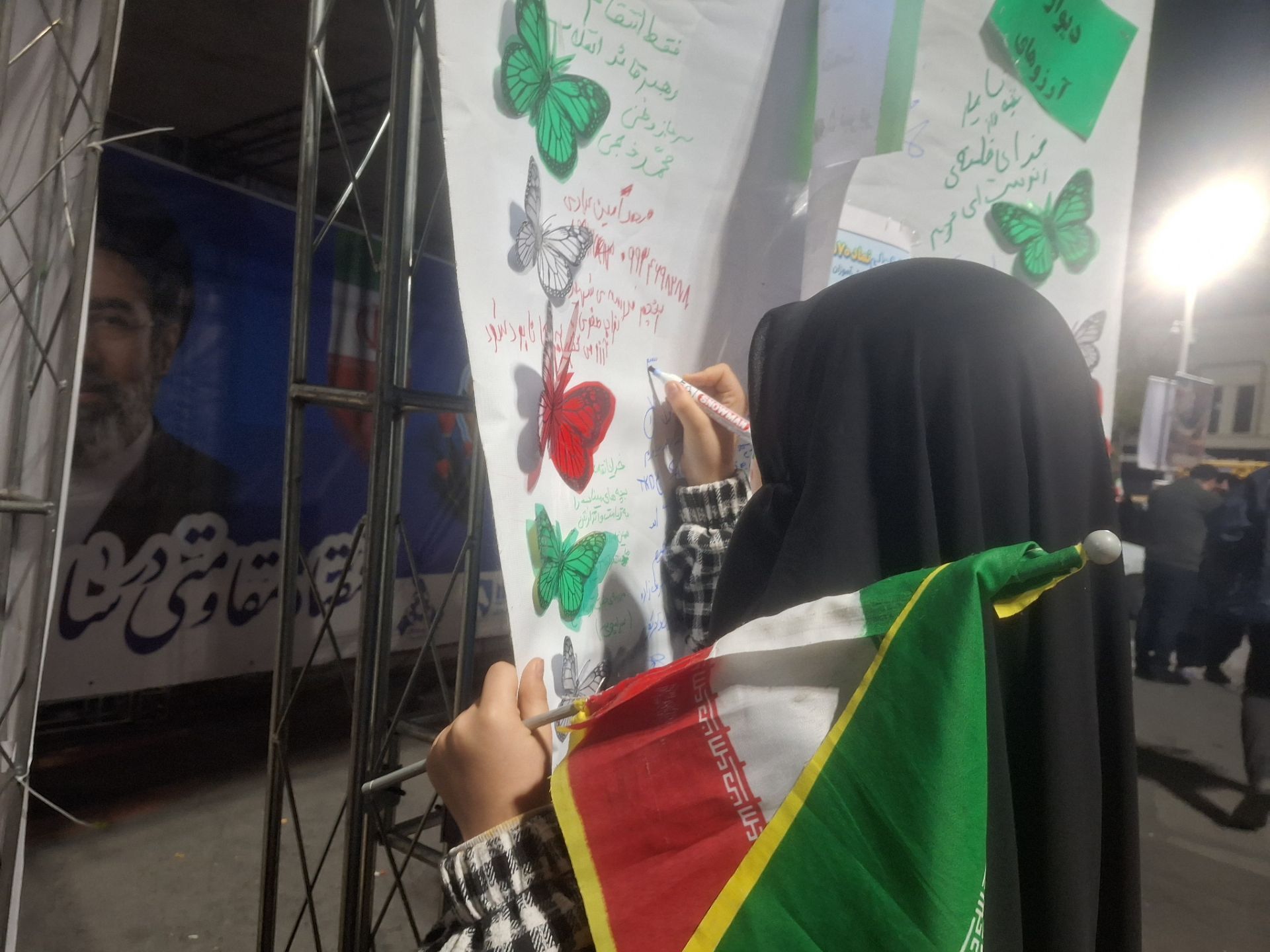 دیوار آرزوها با دلنوشته‌های آرمانی دانش‌آموزان 
