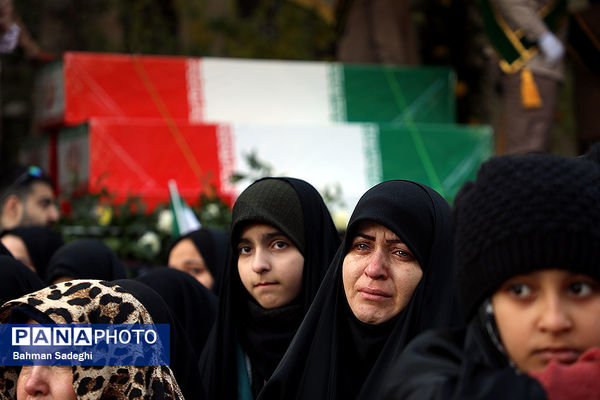 تشییع پیکرهای ۱۰۰ شهید گمنام از مقابل دانشگاه تهران