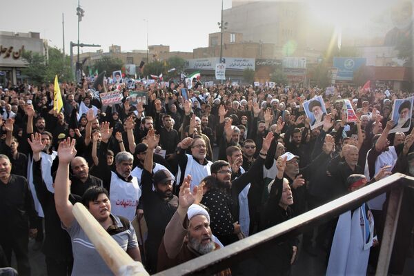 حماسه حضور نوجوانان کفن‌پوش قمی در راهپیمایی «عهد خون»