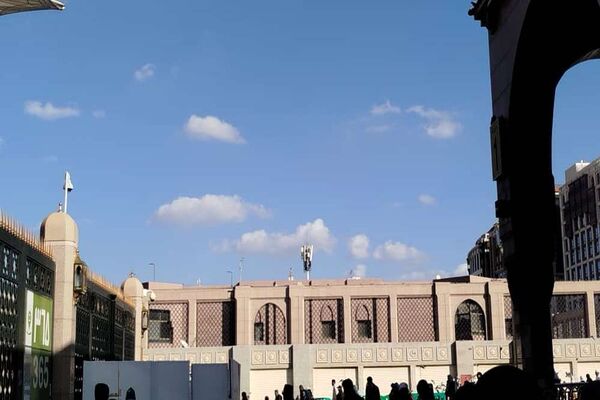 از پشت میز نیمکت تا زیر آسمان مدینه