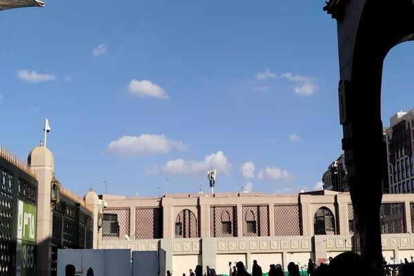 از پشت میز نیمکت تا زیر آسمان مدینه