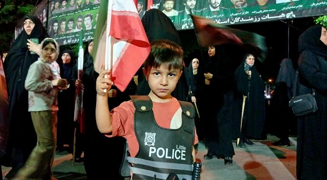 در آستانه ماه محرم، یاد رهبر شهید در تجمعات شبانه زنده شد