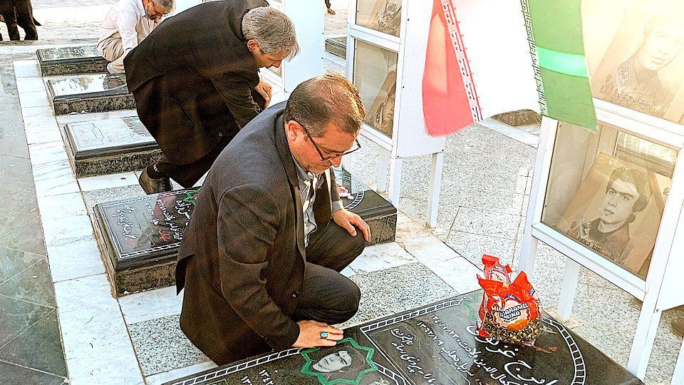 دولتمردان غبار از مزار شهدا برداشتند 
