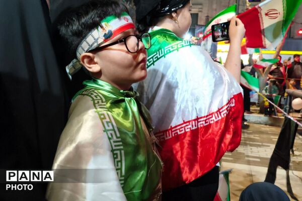 حضور دانش‌آموزان و کودکان بهارستانی در راهپیمایی شبانه «جنگ رمضان»
