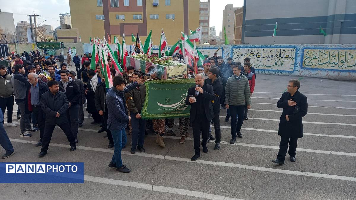 وداع دانش‌آموزان مراغه با شهید گمنام